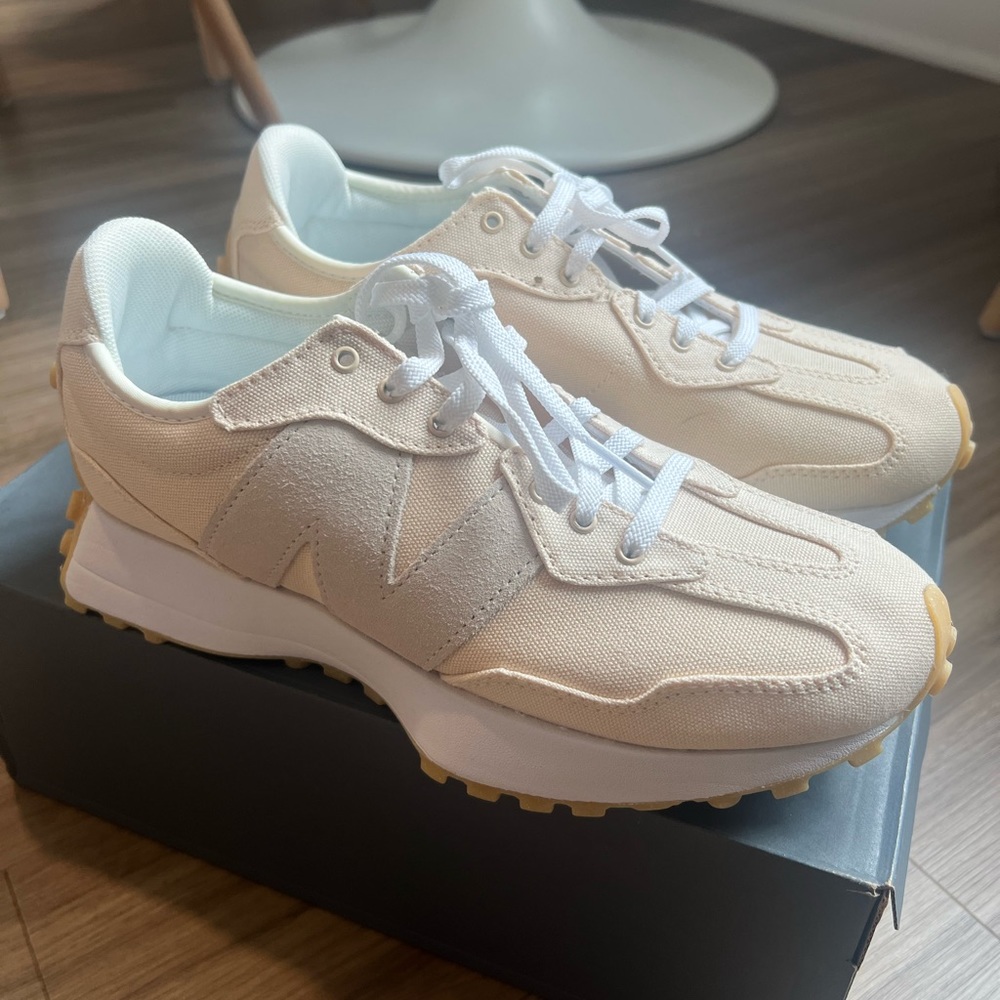 New Balance Woman’s 327 size 8